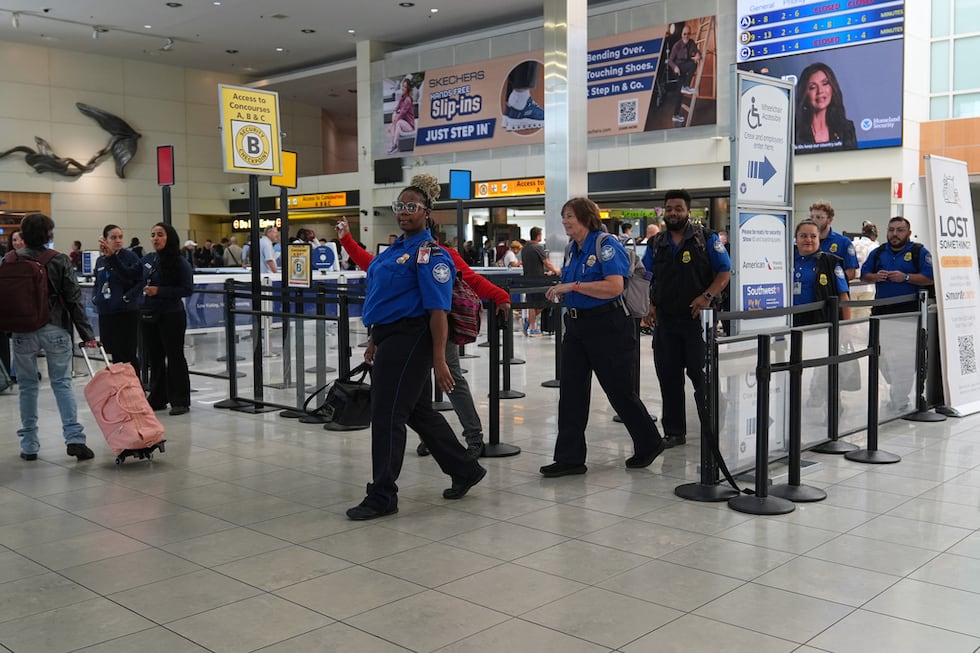Empleados de la Administración de Seguridad en el Transporte de Estados Unidos salen de un...