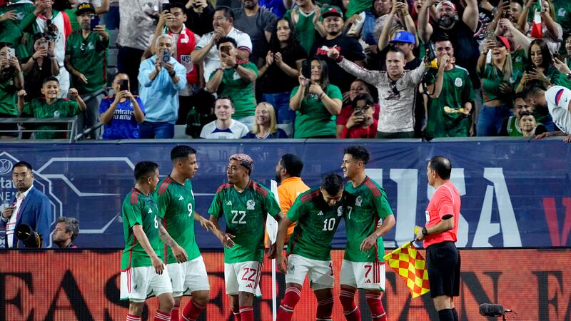 Los jugadores de México celebran el gol de Uriel Antuna (7) en el amistoso contra Estados...