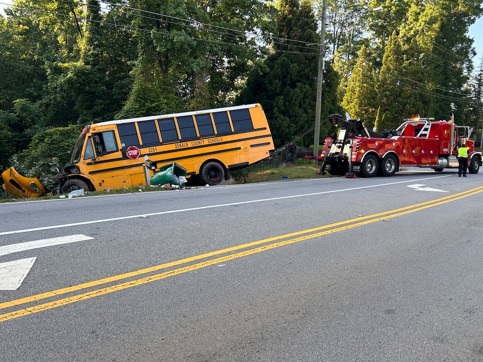 Un autobús del Condado de DeKalb sufrió un accidente en Stonecrest el martes por la mañana.