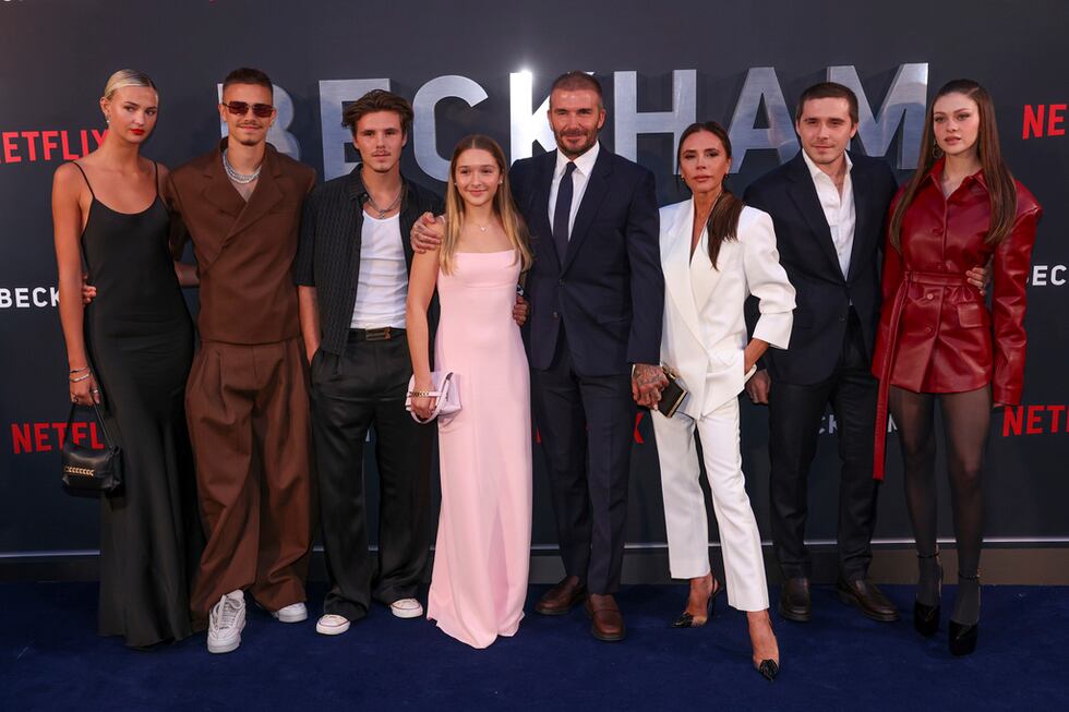 Mia Regan, de izquierda a derecha, Romeo Beckham, Cruz Beckham, Harper Beckham, David Beckham,...
