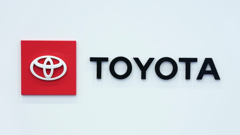 En esta fotografía del 13 de septiembre de 2023 se puede ver el logotipo de Toyota en el Salón...