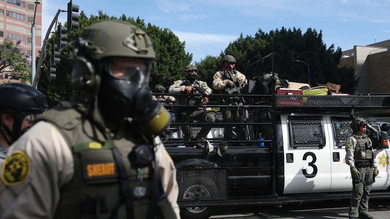 ARCHIVO - Oficiales hacen guardia durante una protesta, el 14 de junio de 2025, en Los...
