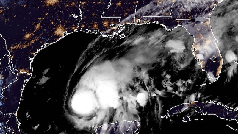 La tormenta tropical Isaías se fortalece y se convierte en huracán .