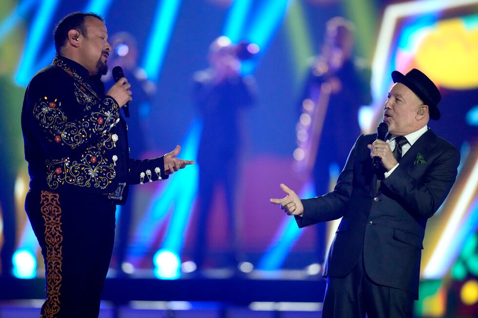Pepe Aguilar, izquierda, y Rubén Blades durante su presentación en los Latin American Music...