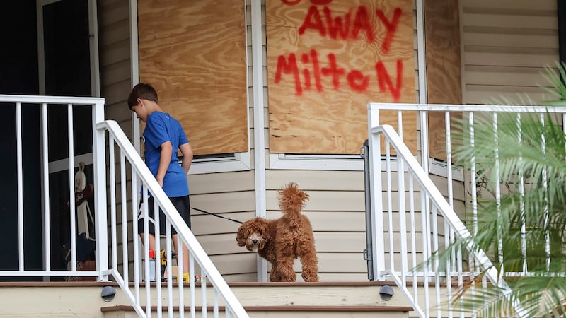 Noah Weibel y su perro, Cookie, suben las escaleras de su casa mientras su familia se prepara...