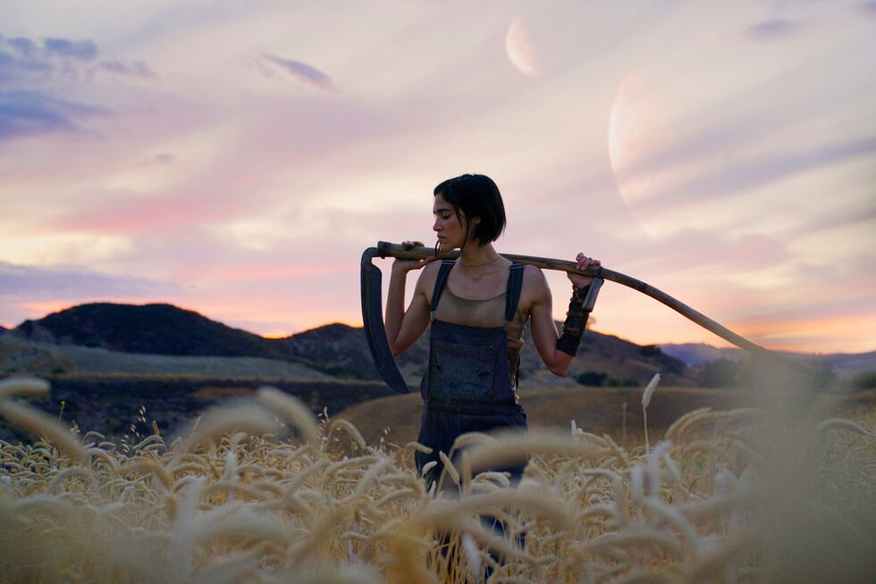 En esta imagen proporcionada por Netflix, Sofia Boutella en una escena de "Rebel Moon: Part...