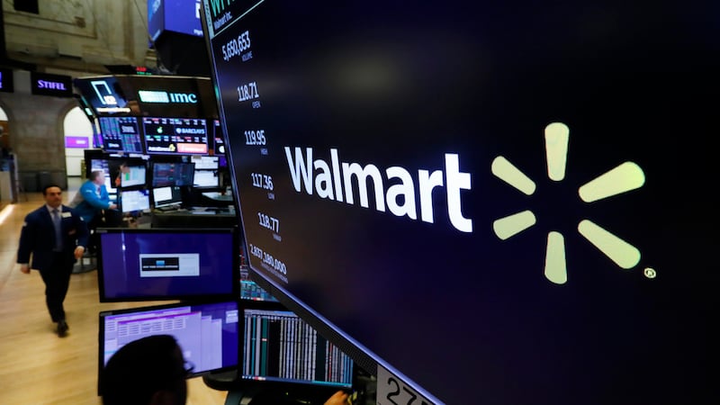 Fotografía de archivo del 18 de febrero de 2020 del logo de Walmart en la sala de...