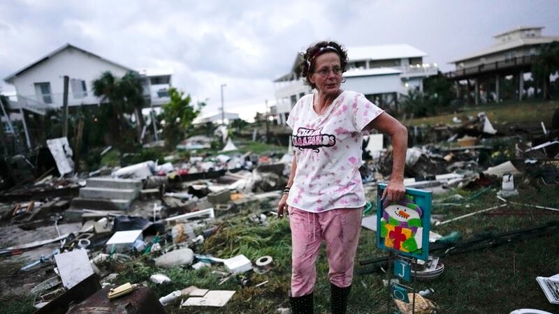 Jewell Baggett, de pie junto a una decoración navideña que recuperó de entre los restos de la...
