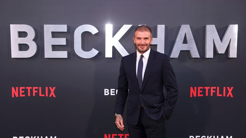 David Beckham posa a su llegada al estreno de la serie documental "Beckham" el 3 de octubre de...