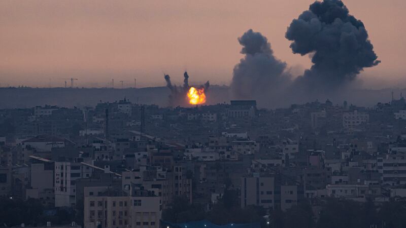 El humo se eleva después de un ataque aéreo israelí en la Franja de Gaza el lunes 9 de octubre...