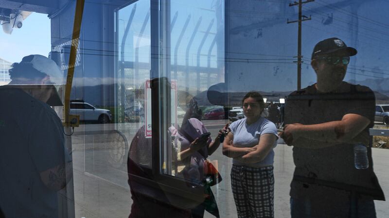 ARCHIVO - Varias personas esperan en el exterior de Glass House Farms, un día después de una...