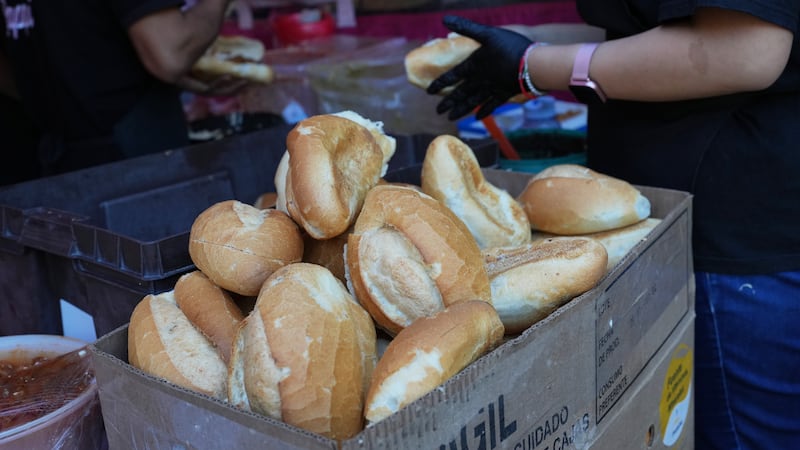 Bolillos, un pan tradicional mexicano, a la venta en un puesto callejero, el jueves 18 de...