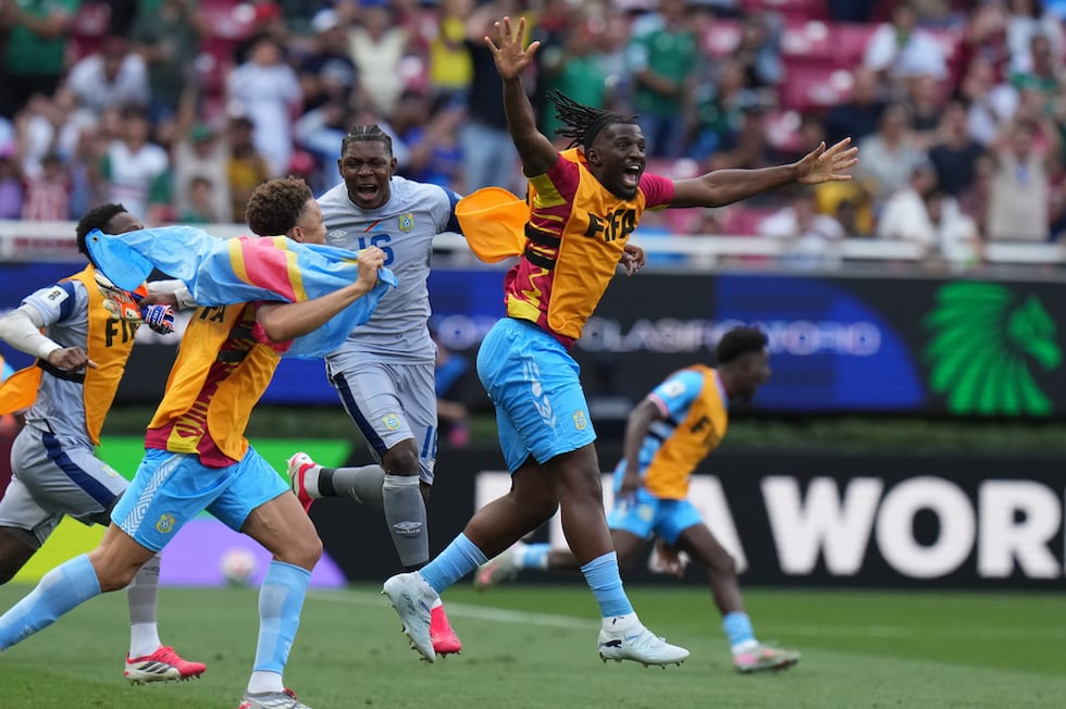 Los seleccionados de República Democrática del Congo festejan su clasificación al Mundial tras...