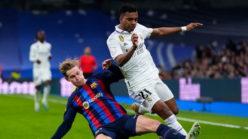 Frenkie de Jong, del Barcelona, a la izquierda, disputa el balón con Rodrygo, del Real Madrid,...