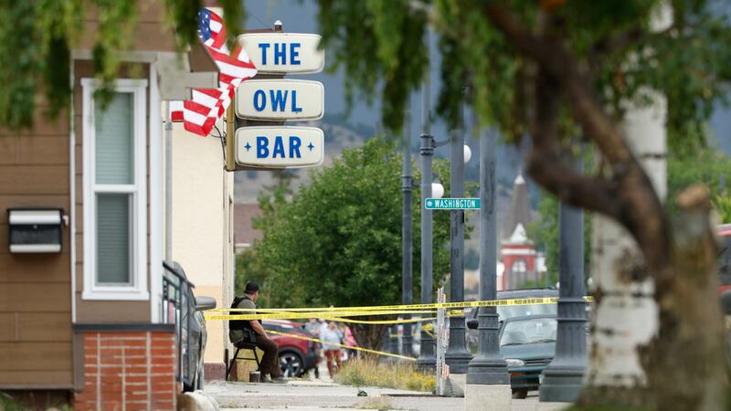 Una cinta policial rodea The Owl Bar en Anaconda, Montana, el viernes 1 de agosto de 2025,...