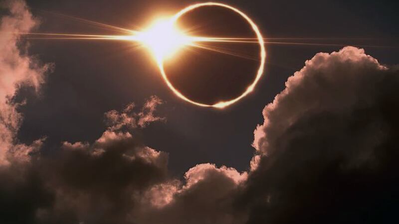 eclipse solar híbrido 2023