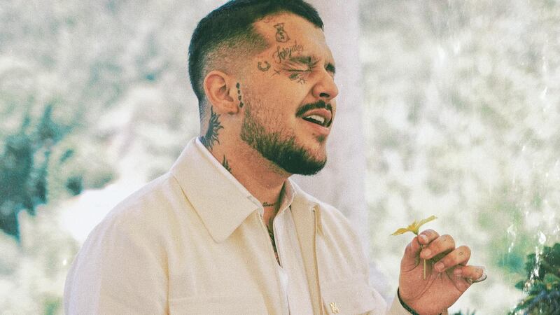 Captan a Christian Nodal tomado de la mano de famosa cantante argentina
