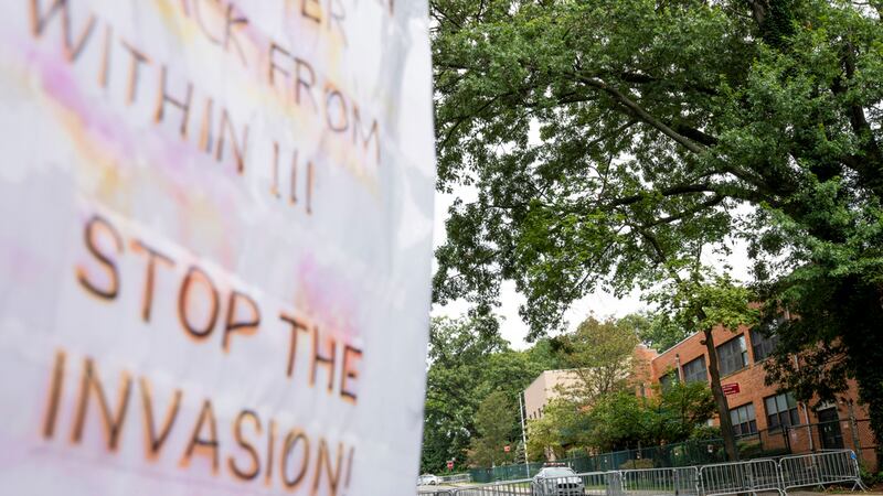Protestas en contra del alojamiento de migrantes en una escuela en Staten Island, ciudad de...
