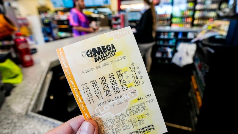 El bote de la lotería Mega Millions alcanzó un estimado de 1,100 millones de dólares luego de...