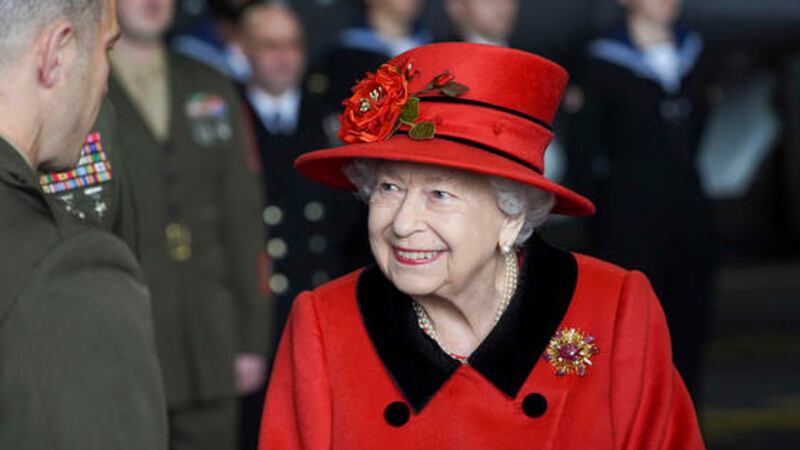 La reina Isabel II visita el portaaviones HMS Queen Elizabeth en la Base Naval HM, antes del...
