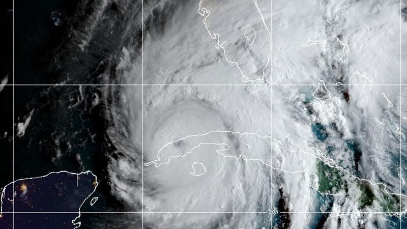 El Centro Nacional de Huracanes (NHC) extendió el aviso tormenta tropical hasta partes de la...