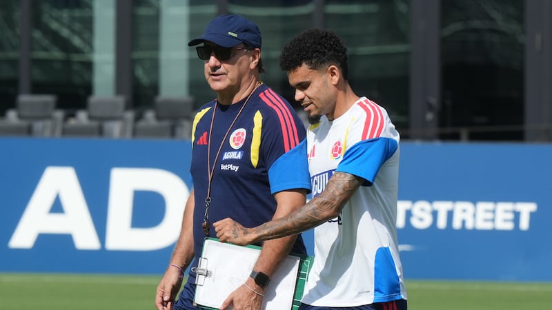 El técnico de Colombia Néstor Lorenzo charla con Luis Díaz durante un entrenamiento en el...