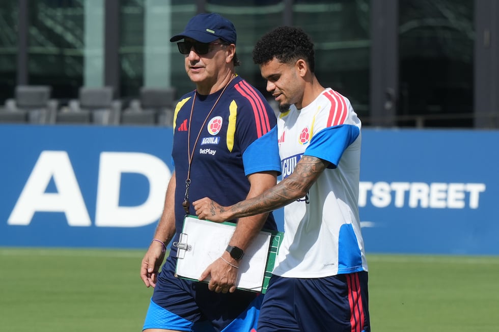 El técnico de Colombia Néstor Lorenzo charla con Luis Díaz durante un entrenamiento en el...