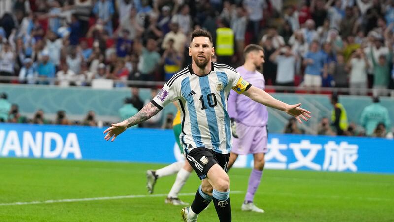 Lionel Messi celebra tras anotar el primer gol de Argentina ante Australia en el partido por...