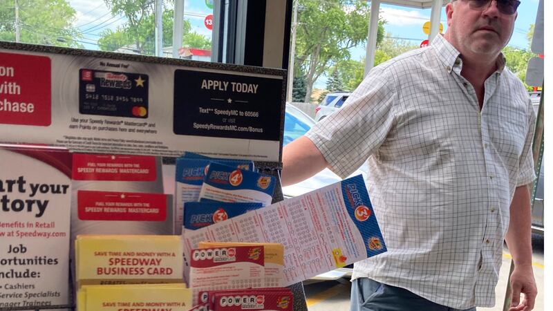 Un cliente entra a la tienda de una gasolinera Speedway en Des Plaines, Illinois, el 30 de...