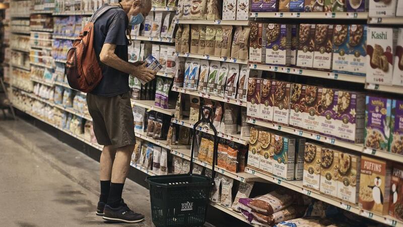 Entre otros efectos, el gasto de los consumidores se desaceleró: los estadounidenses compraron...