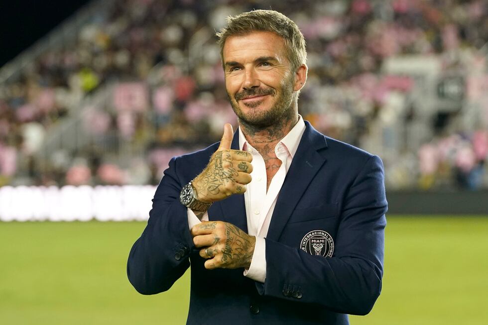 ARCHIVO - El copropietario del Inter Miami, David Beckham levanta un pulgar antes del partido...