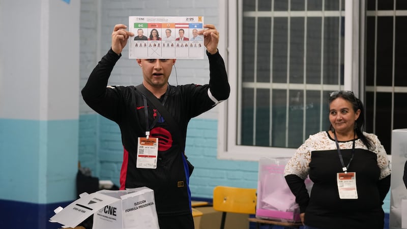 Un funcionario electoral muestra una papeleta marcada a favor de la candidata presidencial...