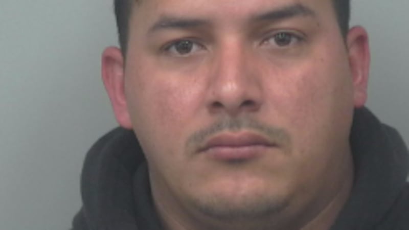 Arrestan a hispano tras apuñalar a un conductor en incidente de furia al volante.