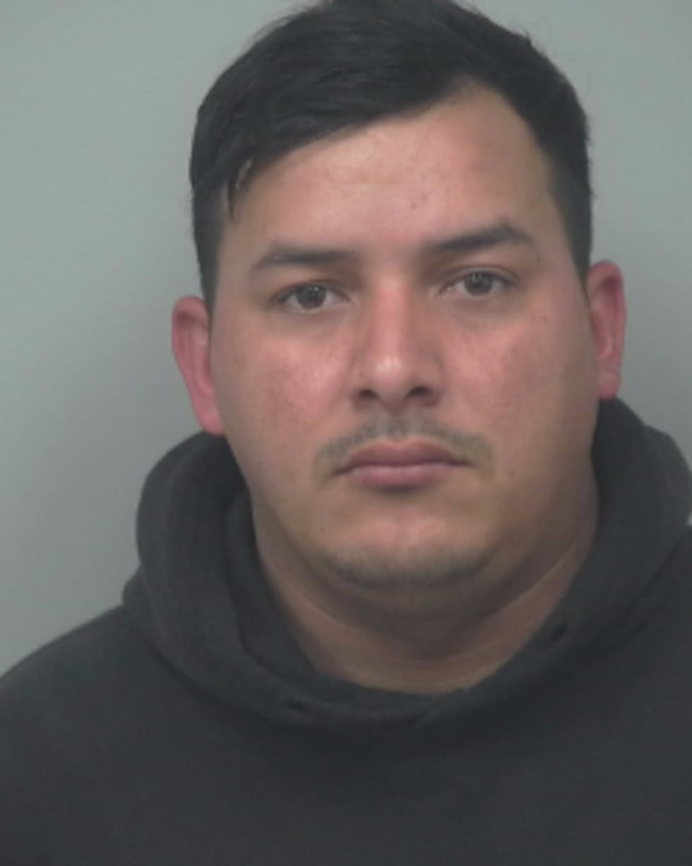 Arrestan a hispano tras apuñalar a un conductor en incidente de furia al volante.