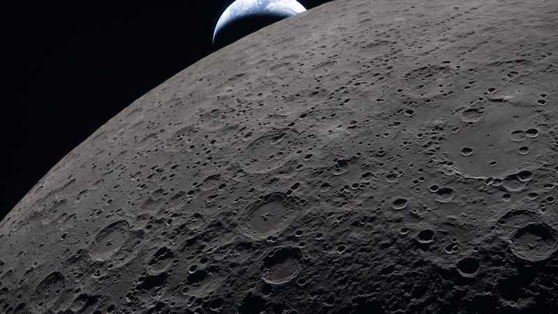En la imagen, proporcionada por la NASA, la tripulación de Artemis II captó esta vista de la...