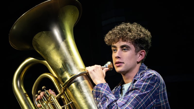 El venezolano Miguel Gil, en el papel de Seth, debuta en esta gira nacional del aclamado...