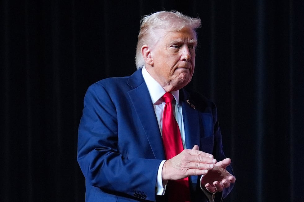 El presidente Donald Trump tras hablarle a militares en la Base de la Infantería de Marina en...