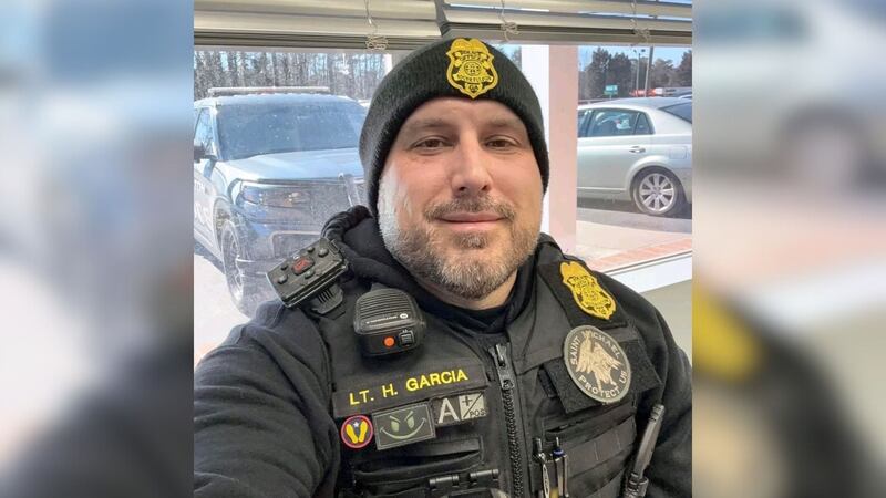 El oficial fue identificado como, Helio García, y el incidente ocurrió el martes a las 11:30...