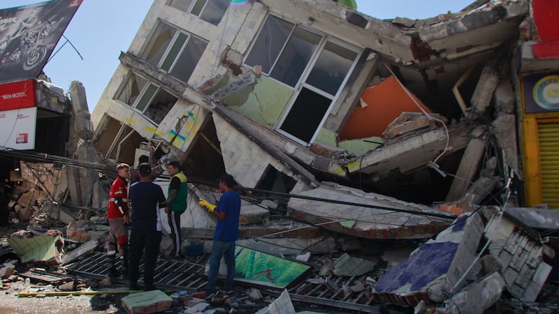 Residentes buscan entre los escombros de un edificio tras un terremoto, el lunes 10 de agosto...