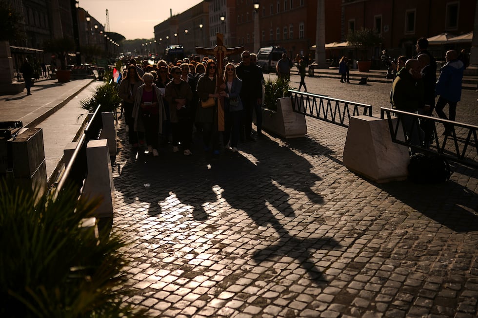 Peregrinos de Croacia llegan al Vaticano, el martes 22 de abril de 2025. (AP Foto/Francisco Seco)