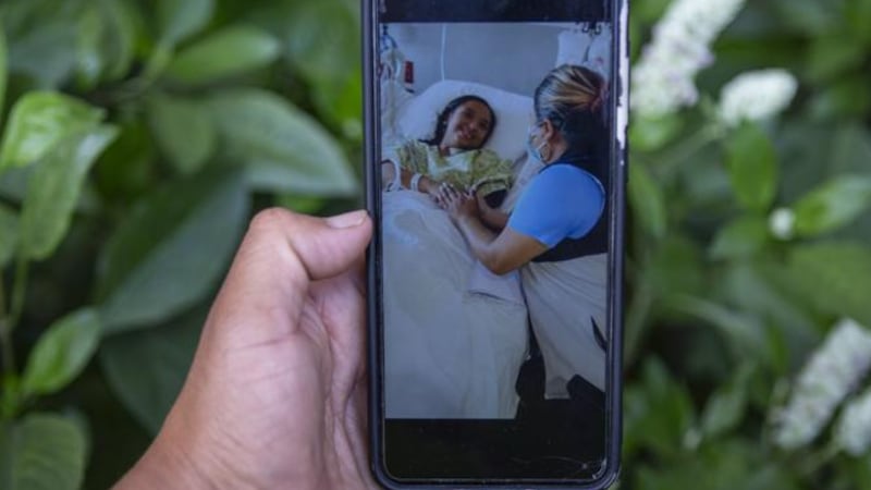 Mynor Cardona muestra una foto en su teléfono celular de su hija, Yenifer Yulisa Cardona...