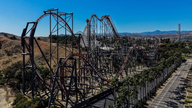 Vista aérea de la montaña rusa X2 en Six Flags Magic Mountain en Valencia, California, el 23...
