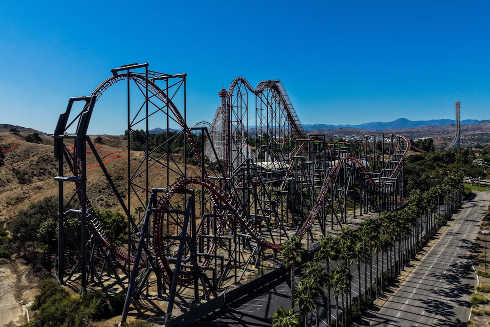 Vista aérea de la montaña rusa X2 en Six Flags Magic Mountain en Valencia, California, el 23...