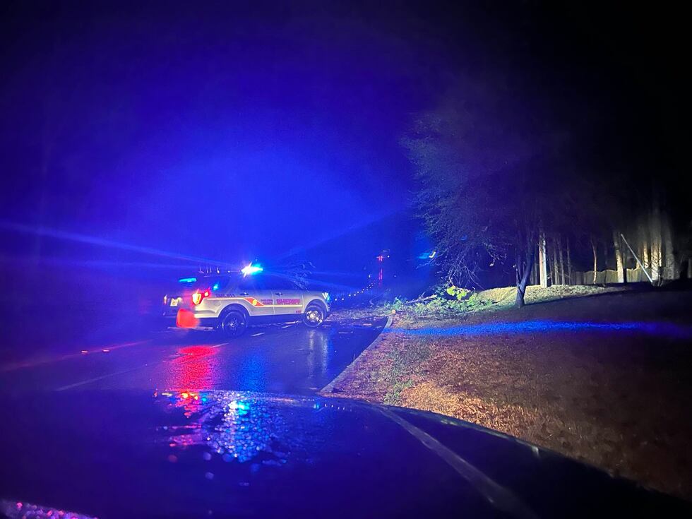 Un árbol bloquea la vía en Mount Tabor Church Road en el condado de Paulding.