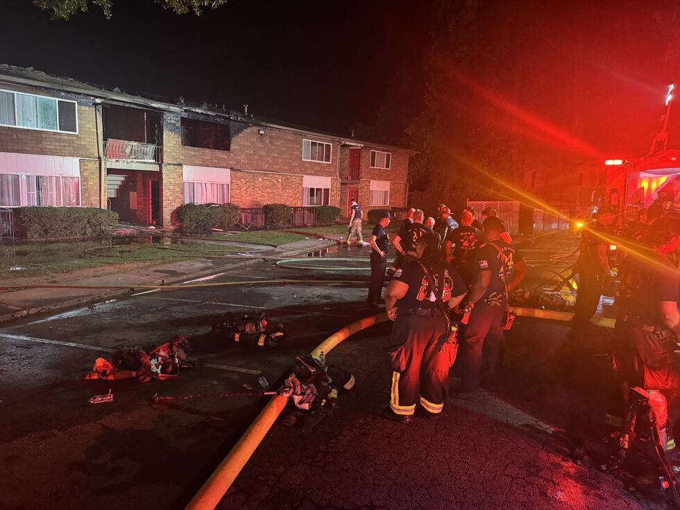 Más de 10 vehículos del Departamento de Bomberos del Condado de DeKalb llegaron al lugar para...