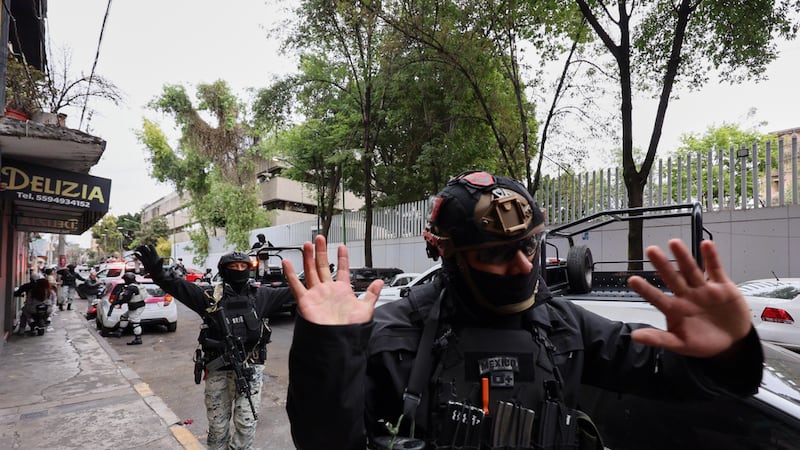 Elementos de la Guardia Nacional desalojan a peatones cerca de la Fiscalía General de la...