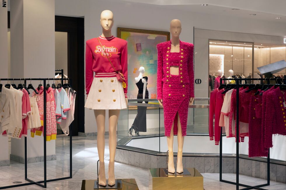 La colección Balmain x Barbie se exhibe en una tienda de la cadena Neiman Marcus en Beverly...