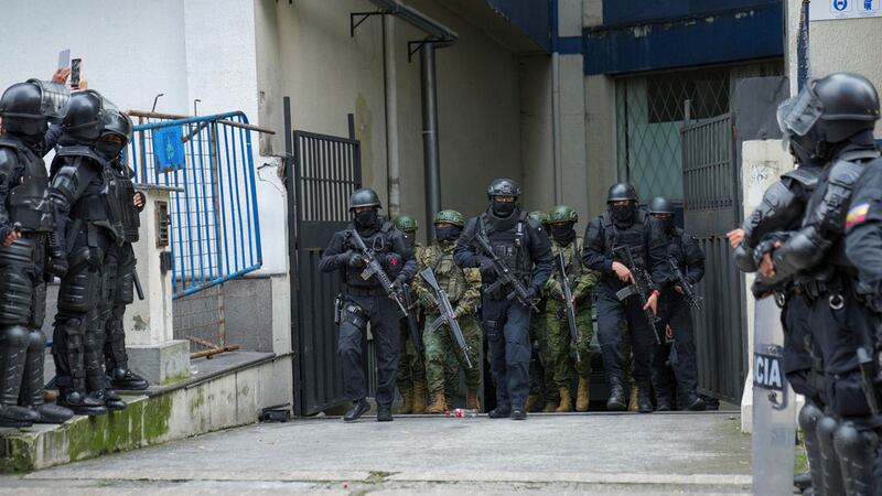Policías y soldados custodian el centro de detención donde estuvo detenido el exvicepresidente...