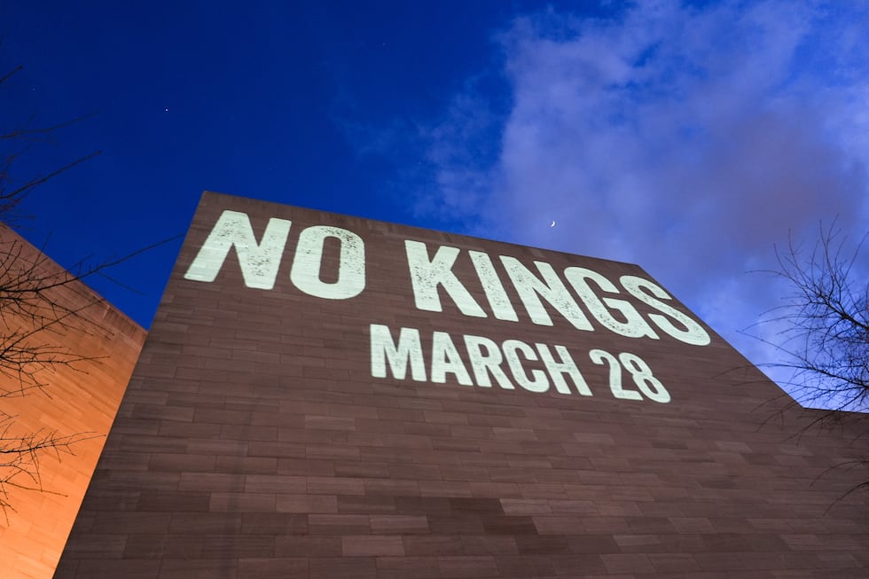 Un mensaje que promueve una próxima protesta titulada «No Kings» se proyecta sobre la Galería...