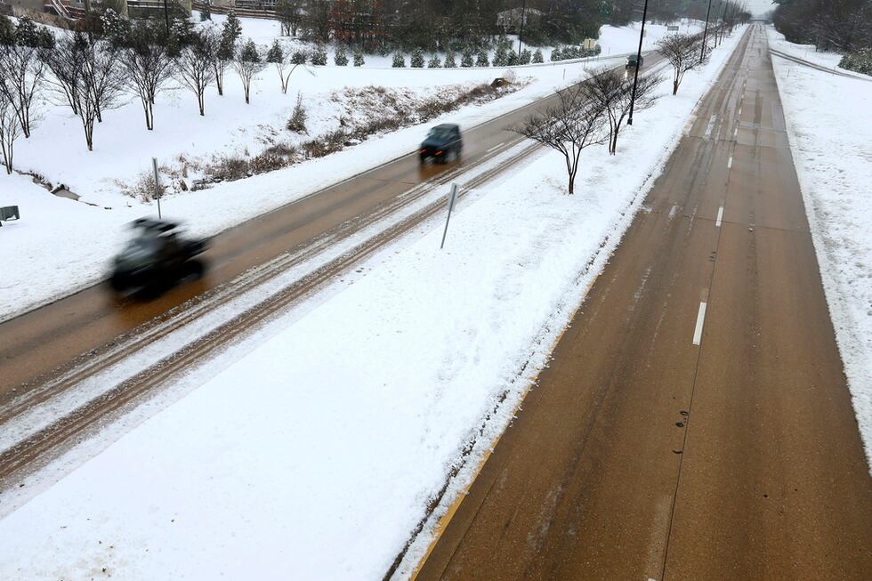 Varios vehículos circulan por el bulevard McCollough tras una nevada, el 10 de enero de 2025,...